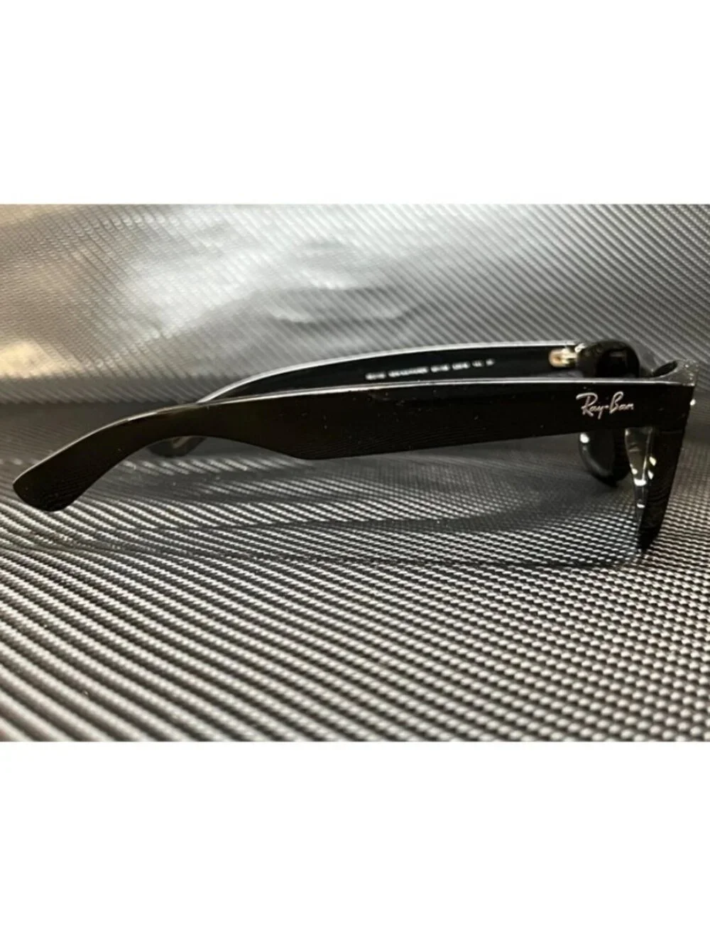 New Ray-Ban Men  Black Sunglasses  58- 18- 145